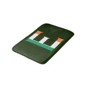 E Monogram überlagert sich auf irischer Flagge Badematte (Schrägansicht)