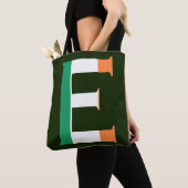 E Monogram überlagert sich auf irischer Flagge Tasche (Von Nahem)