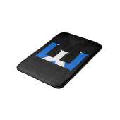 E Monogram überlagert sich auf schottischer Flagge Badematte (Schrägansicht)