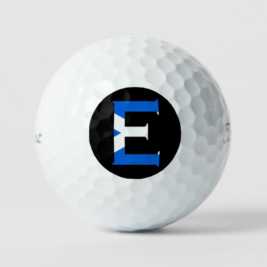 E Monogram überlagert sich auf schottischer Flagge Golfball (Vorderseite)
