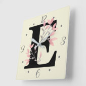 E Monogramm mit rosa Spray Quadratische Wanduhr (Winkel)