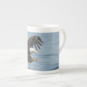 Eagle auf Annäherung Porzellantasse (Vorderseite Rechts)