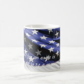 Eagle auf einem Kaktus vor der USA-Flagge Kaffeetasse (Mittel)
