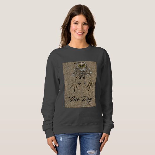 Eagle Baby & Footprints im Sand "One Day" Sweatshirt (Vorne ganz)