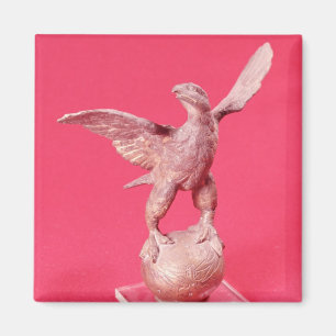 Eagle mit verbreiteten Flügeln auf einem Ball Magnet