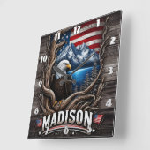 Eagle Nestled Amidst Mountains und die amerikanisc Quadratische Wanduhr (Winkel)