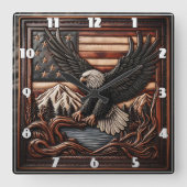 Eagle Relief Carving mit amerikanischem Flaggenhin Quadratische Wanduhr (Vorderseite)