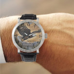 Eagle Soaring Watch Armbanduhr<br><div class="desc">Erleben Sie die Majestät der Zeit mit unserer Adlerwachse. Dieses exquisite Zeitwerk vereint das Wesen von Freiheit und Ehre und bietet einen majestätischen Adler im Flug vor dem Hintergrund des goldenen Himmel. Es ist ein Symbol für Stärke und Gnade, eine perfekte Hommage an den unerbittlichen Geist der Vaterschaft. Mit der...</div>