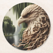 Eagle steigt zwischen den großen Bäumen auf Runder Pappuntersetzer (Vorderseite)