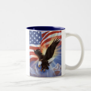 Eagleflagge, geboren u. in das USA angehoben Zweifarbige Tasse