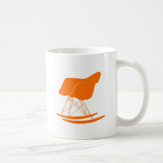 Eames Rockerstuhl in der Orange Kaffeetasse