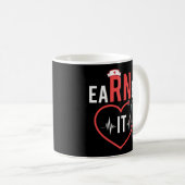 Earned it Rn Nurse Nursing Abschluss 2022 Rn Grad Kaffeetasse (VorderseiteRechts)
