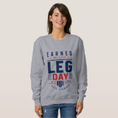 Earned Not Given Leg Day Gym Motivation Typografie Sweatshirt (Vorne ganz)