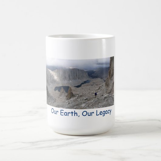 Earth Day 20xx Tasse Solitary Hiker (Mittel)