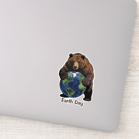 Earth Day Bear Hugging Planet Design Aufkleber (Detail)