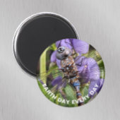 Earth Day Blue-Eyed Darner Dragonfly auf Blume Magnet