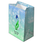 Earth Day Medium Gift Bag Mittlere Geschenktüte (Rückseite Schrägansicht)