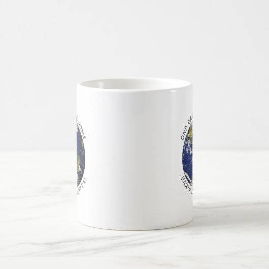 Earth Day One Earth One Zuhause Globe World Custom Kaffeetasse (Mittel)