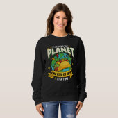 Earth Day Saving My Planet One Bite Of Taco At A T Sweatshirt (Vorne ganz)
