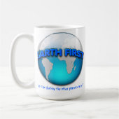 Earth First Funny Mug — sieht im Bild verdeckt aus Kaffeetasse (Links)