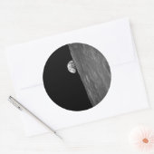 "Earth-Rise", erstes Foto davon aus dem Weltraum Runder Aufkleber (Umschlag)