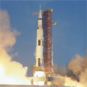 Earth Shakes as Saturn V Blazes Skyward to Moon Aufkleber (Vorderseite)