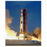 Earth Shakes as Saturn V Blazes Skyward to Moon Fotoskulptur Magnet<br><div class="desc">Die Erde zitterte unter dem kolossalen Schub des Saturn V. Gebäude schwang prekär als Flammenflut und wütend stürzte den Himmel. Das Launchpad wurde zu einem Kessel, in dem Rauch gequetscht wurde, und verschleierte den Koloss, der sich in Richtung der bunten Schwärze des Weltraums klopfte und die Träume der Menschheit auf...</div>