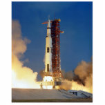 Earth Shakes as Saturn V Blazes Skyward to Moon Freistehende Fotoskulptur<br><div class="desc">Die Erde zitterte unter dem kolossalen Schub des Saturn V. Gebäude schwang prekär als Flammenflut und wütend stürzte den Himmel. Das Launchpad wurde zu einem Kessel, in dem Rauch gequetscht wurde, und verschleierte den Koloss, der sich in Richtung der bunten Schwärze des Weltraums klopfte und die Träume der Menschheit auf...</div>