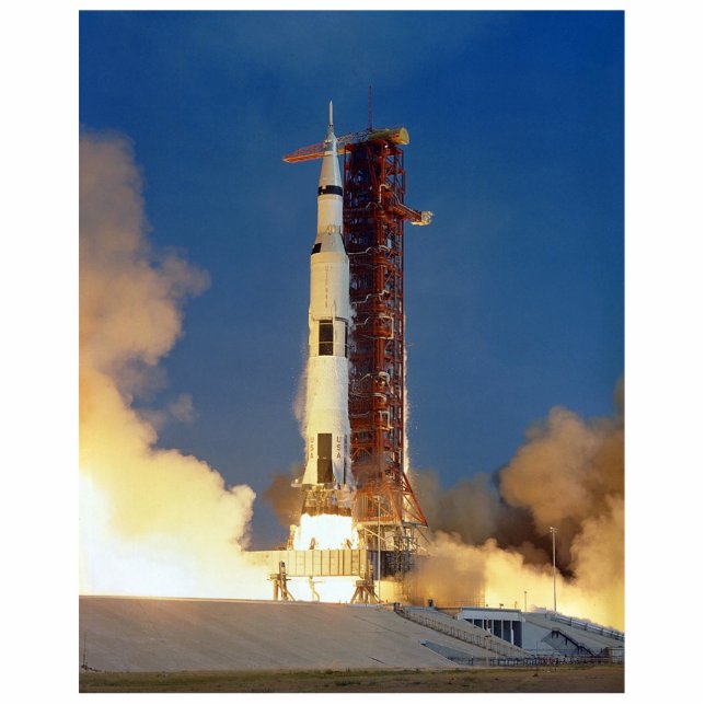 Earth Shakes as Saturn V Blazes Skyward to Moon Freistehende Fotoskulptur (Vorne)