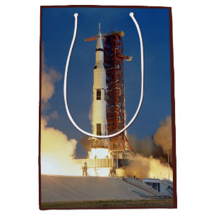 Earth Shakes as Saturn V Blazes Skyward to Moon Mittlere Geschenktüte