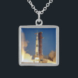 Earth Shakes as Saturn V Blazes Skyward to Moon Sterling Silberkette<br><div class="desc">Die Erde zitterte unter dem kolossalen Schub des Saturn V. Gebäude schwang prekär als Flammenflut und wütend stürzte den Himmel. Das Launchpad wurde zu einem Kessel, in dem Rauch gequetscht wurde, und verschleierte den Koloss, der sich in Richtung der bunten Schwärze des Weltraums klopfte und die Träume der Menschheit auf...</div>