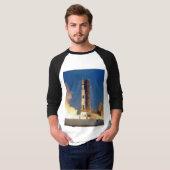 Earth Shakes as Saturn V Blazes Skyward to Moon T-Shirt (Vorne ganz)
