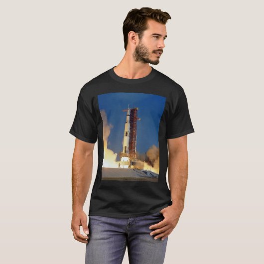 Earth Shakes as Saturn V Blazes Skyward to Moon T-Shirt (Vorne ganz)