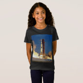 Earth Shakes as Saturn V Blazes Skyward to Moon T-Shirt (Vorne ganz)