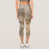 Earth Tones Abstrakt Moderne Fraktal Art Textur Capri Leggings (Rückseite)