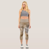 Earth Tones Abstrakt Moderne Fraktal Art Textur Capri Leggings (Vorderseite)