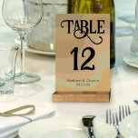 Earthtone Retro Wirbel Wedding Tischnummer<br><div class="desc">Machen Sie es Ihren Gästen leicht, ihre Tische mit diesen lustigen Retro-Wirbel Tischnummer-Karten zu finden. Das Design bietet einen Hintergrund wirbelnder Stifte in neutralen Erdtönen wie Bräune, Taupe und Salbei-Grün. Die Schrift wird in einem extravaganten Schriftart mit und Wirbel gemacht, sodass sie leicht zu lesen ist, aber mit viel Flair....</div>