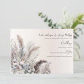 Earthy Bohemisch Floral Feathers Wedding Einladung (Stehend Vorderseite)