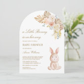 Earthy Floral Boho Bunny Rabbit Arch Baby Dusche Einladung (Stehend Vorderseite)