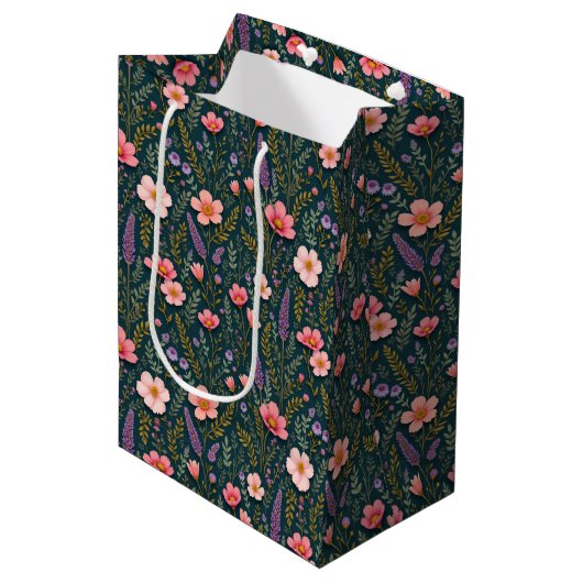 Earthy Floral Gift Bag Mittlere Geschenktüte (Vorderseite Schrägansicht)