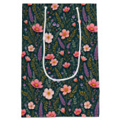 Earthy Floral Gift Bag Mittlere Geschenktüte (Rückseite)