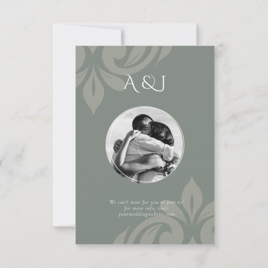 Earthy Olive Script Damask Foto Wedding Save The Date (Rückseite)