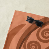 Earthy Orange-Brown Koru Fern Frond Pattern Strandtuch (Beispiel)