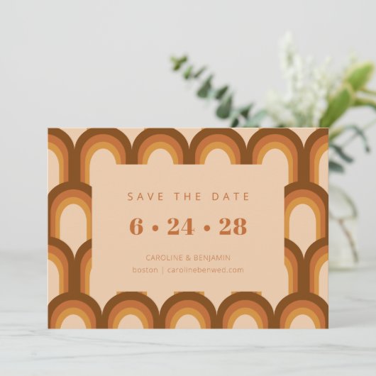 Earthy Retro 70er Geometric Groovy Hochzeit im Her Save The Date (Stehend Vorderseite)