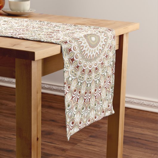 Earthy Taupe and Rust Mandala Pattern Großer Tischläufer (Beispiel)