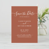 Earthy Terracotta Script Minimalistisch Wedding Save The Date (Stehend Vorderseite)