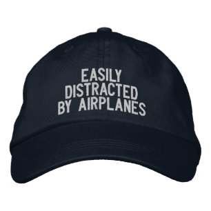 Easily Distracted by Airplanes Lustiger Pilot Bestickte Baseballkappe