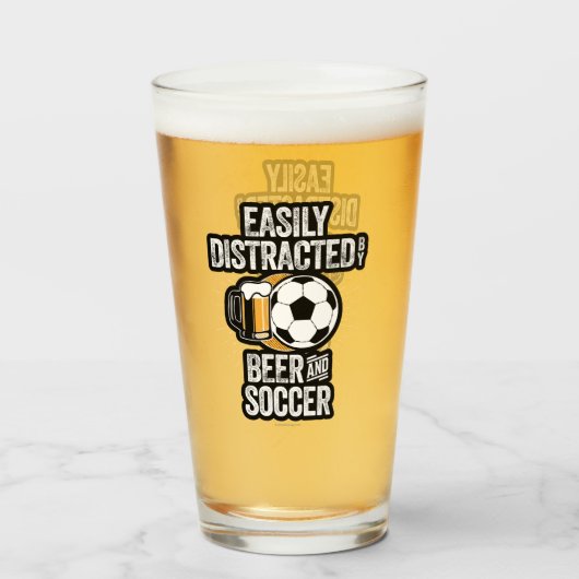 Easily Distracted by Beer and Soccer Glas (Vorne (Gefüllt))