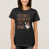 Easily Distracted by Books – Cute Goose with Books T-Shirt (Vorderseite)