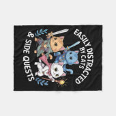 Easily Distracted By Cats & Side Quests Funny Fleecedecke (Vorderseite (Horizontal))